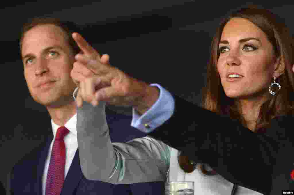 Pangeran William dan isterinya Catherine &#39;Kate&#39; Middleton hadir pada upacara pembukaan Olimpiade London hari Jumat malam (27/7). 