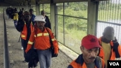 Para pekerja pertambangan emas dan tembaga PT. Freeport di Timika, Papua Indonesia (Foto:dok). 32 pekerja dilaporkan terperangkap longsor, Selasa pagi (14/5).