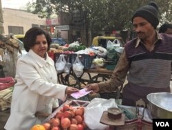 Fruit vendor Salan does all his business in cash and says he is clueless about how to make digital transactions. (A. Pasricha/VOA)