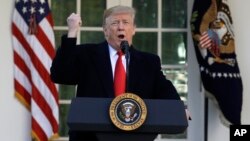 도널드 트럼프 미국 대통령이 25일 백악관 정원에서 연방 정부 부분 폐쇄 사태를 해결하기 위한 합의가 이뤄졌다고 발표하고 있다.