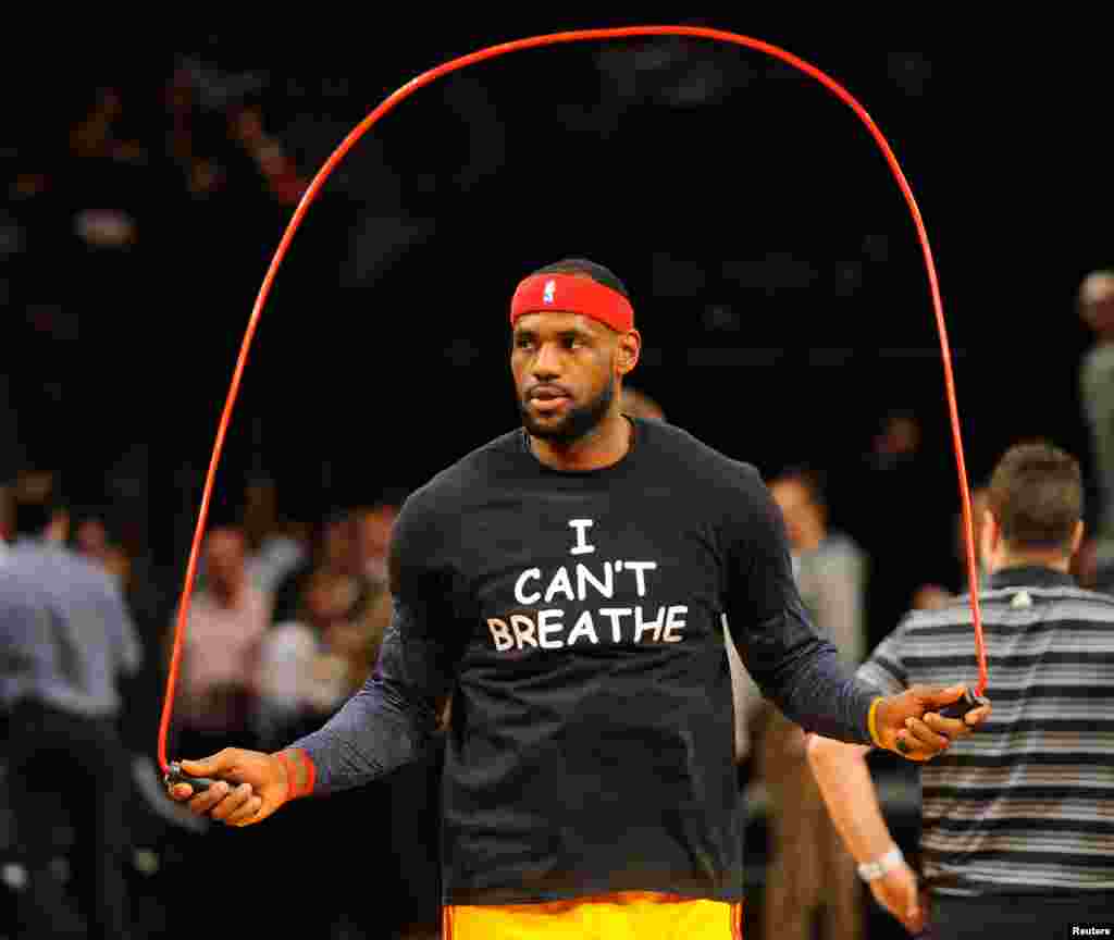 Cleveland Cavaliers forward LeBron James (23) wears an " I Can't Breathe" t-shirt during warm ups prior to the game against the Brooklyn Nets at Barclays Center, Dec 8, 2014. 