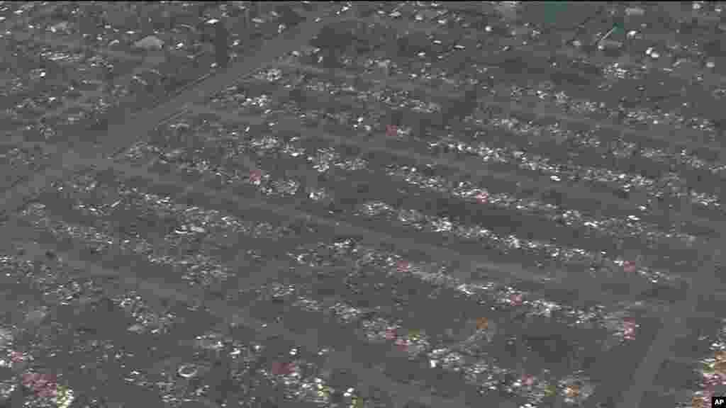 Gambar dari stasiun televisi KFOR-TV memperlihatkan rumah-rumah yang rata karena tornado di luar Moore, Oklahoma (20/5).