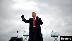 Presiden AS Donald Trump di Bandara Internasional Oakland County di Waterford Township, Michigan, AS, 30 Oktober 2020. (Foto: REUTERS/Carlos Barria)