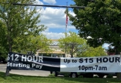 Spanduk lowongan pekerjaan di luar restoran McDonald's di Bloomington, Indiana, 14 Mei 2021.