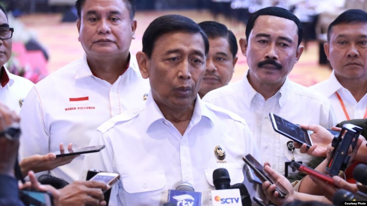 Ancam Golput dengan UU ITE dan KUHP, Jokowi Diminta Tegur Wiranto