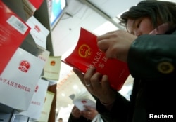 资料照：一名女子在北京一家书店翻阅中国宪法。