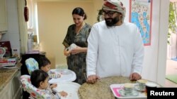 Ali al Sayed, yang Muslim, dan istrinya, Mina Liccione, penganut Katolik, bersama anak-anak mereka di kediaman di Jebel Ali, Dubai, Uni Emirat Arab, 28 Januari 2019. 