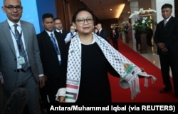 Menteri Luar Negeri Retno Marsudi mengenakan selendang berhias bendera Palestina dan Indonesia, di sela-sela acara Bali Democracy Forum ke-10 yang diadakan di Serpong, Banten, 7 Desember 2017. (Foto: Antara/Muhammad Iqbal via REUTERS)