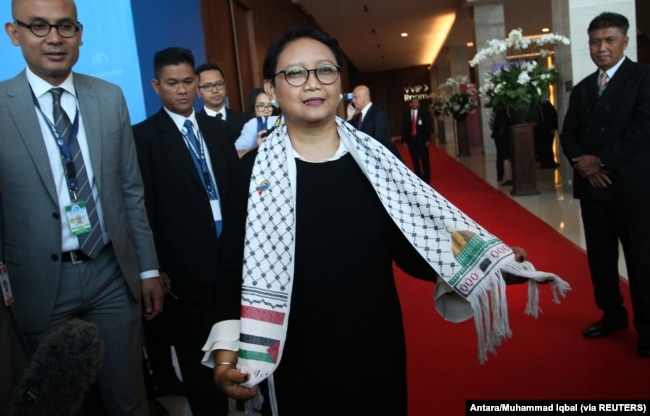 Menteri Luar Negeri Retno Marsudi mengenakan selendang berhias bendera Palestina dan Indonesia, di sela-sela acara Bali Democracy Forum ke-10 yang diadakan di Serpong, Banten, 7 Desember 2017. (Foto: Antara/Muhammad Iqbal via REUTERS)