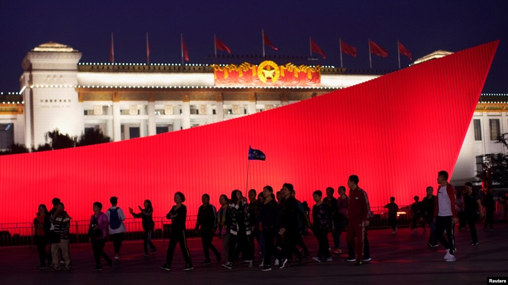 2019年9月29日人们前去观看中国国庆70周年前夕的北京天安门广场升旗仪式。