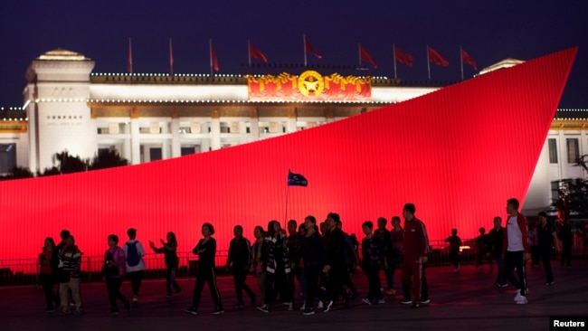 2019年9月29日人们前去观看中国国情70周年前夕的北京天安门广场升旗仪式。
