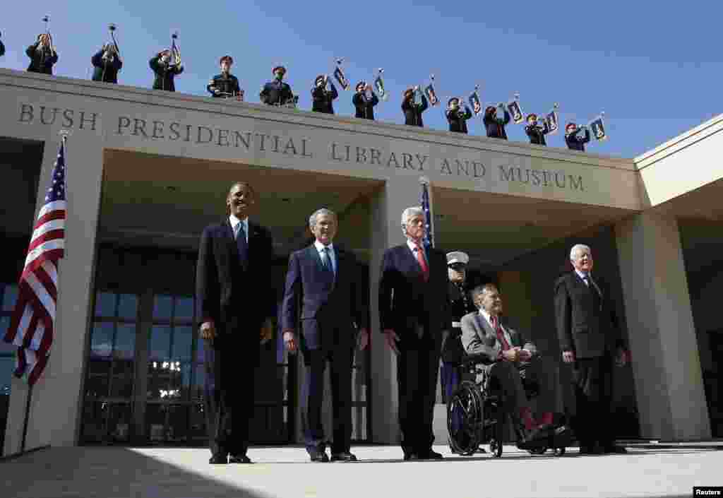 Dallas မြို့က George W. Bush Presidential Center ဖွင့်ပွဲအခမ်းအနား ၂၀၁၃ ဧပြီ ၂၅ မှာ သမ္မတ Obama နဲ့ သမ္မတဟောင်းတွေဖြစ်ကြတဲ့ George W. Bush၊ Bill Clinton၊ George H.W. Bush နဲ့ Jimmy Carter တို့ကို တွေ့ရစဉ်