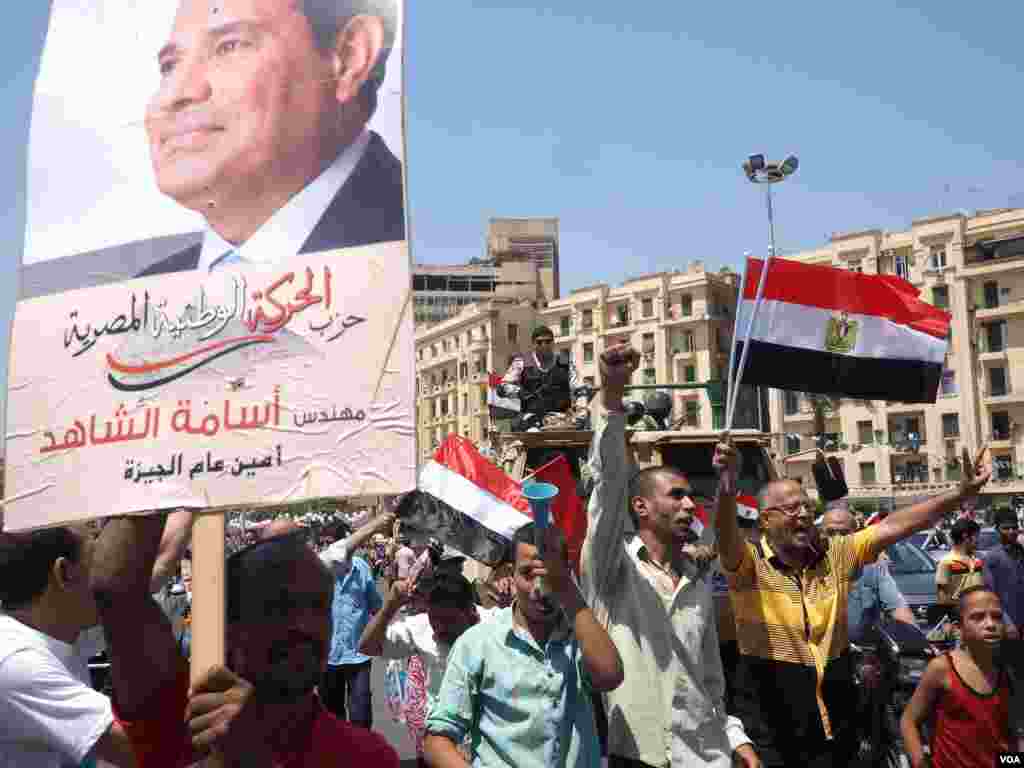 Warga Mesir merayakan ekspansi Terusan Suez di Lapangan Tahrir di Kairo, Mesir, 6 Agustus 2015. (H. Elarasam/VOA)