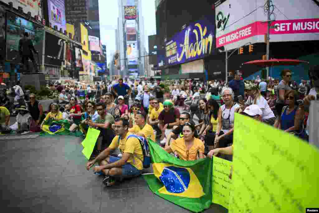 Demonstrators attend a protest against Brazil&#39;s President Dilma Rousseff in Times Square, New York, Aug. 16, 2015.