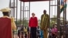 La chancelière allemande Angela Merkel (à gauche) aux côtés du président du Burkina Faso, Roch Marc Christian Kabore lors d'une cérémonie de bienvenue au palais présidentiel de Ouagadougou le 1er mai 2019.