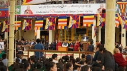 བཞུགས་སྒར་དུ་བོད་མིའི་དམངས་གཙོ་དབུ་བརྙེས་ཏེ་ལོ་ངོ་ ༥༧ འཁོར་བའི་དུས་ཆེན་གྱི་མཛད་སྒོ་གནང་བ།