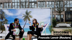 En la imagen, activistas realizan una protesta en una falsa isla tropical que representa un paraíso fisal frente a la reunión de ministros de Finanzas de la UE en Bruselas, el 5 de diciembre de 2017.