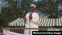 Sheikh Ponda akisisitiza jambo kwa waumini wa Kiislamu eneo la Uwanja wa Shule ya Msingi Kiwanja cha Ndege , mjini Morogoro, Augosti 10, mwaka huu.