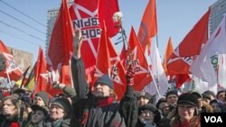 Dengan mengibar-ngibarkan bendera, para demonstran meneriakkan slogan-slogan anti-Putin dalam rapat akbar yang diadakan di Moskow (Sabtu, 10/3).