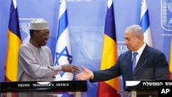 Israeli Prime Minister Benjamin Netanyahu, right, goes to shake hands with President of Chad Idriss Deby, during a joint press conference, in Jerusalem, Nov. 25, 2018. 