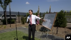 Mitt Romney dalam sebuah konferensi pers di Greer, South Carolina, Kamis (16/8).