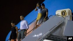 Obama y su familia inician sus vacaciones navideñas en Hawai.