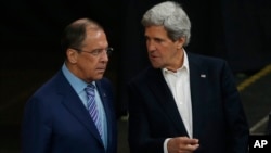 Menlu Rusia Sergei Lavrov (kiri) dan Menlu AS John Kerry dalam jumpa pers bersama di Kiruna, Swedia (15/5). 