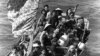Những người Việt Nam tị nạn đi qua một chiếc tàu Hải quân Mỹ; Operation Frequent Wind là cuộc rút quân cuối cùng ở Sài Gòn ngày 29/4/1975. (Ảnh tư liệu của chính phủ liên bang Mỹ)
