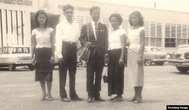 លោក ទន់ សុវណ្ណ (កណ្តាល) ឈរជាមួយម្តាយ ប្អូនស្រីពីរនាក់ និងប្អូនថ្លៃប្រុសម្នាក់របស់លោក។ រូបថតនេះ បានថតនៅខាងមុខអាកាសយាន្តដ្ឋានអន្តរជាតិពោធិ៍ចិនតុង នៅឆ្នាំ ១៩៦២ មុនពេលដែលលោក ចាកចេញពីប្រទេសកម្ពុជាមកសហរដ្ឋអាមេរិក។ (រូបថត៖ ទន់ សុវណ្ណ)