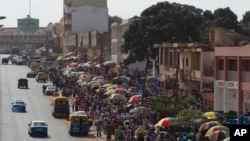 Une foule des acheteurs et des vendeurs aperçus dans le principal marché Bandim de la ville, à Bissau, Guinée-Bissau, 27 mai 2012. 