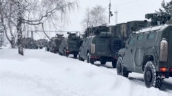 俄罗斯国防部公布的视频的截图显示，俄罗斯维和部队的军车在莫斯科城外等待被装入飞往哈萨克斯坦的运输机。(2022年1月6日)