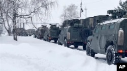 俄罗斯国防部公布的视频的截图显示，俄罗斯维和部队的军车在莫斯科城外等待被装入飞往哈萨克斯坦的运输机。(2022年1月6日)