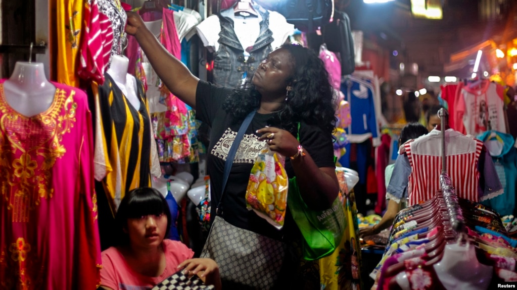 資料照：一名非洲婦女在中國廣州的一個服裝市場購物。（2014年10月25日）