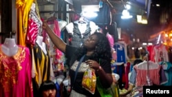 資料照:一名非洲婦女在中國廣州的一個服裝市場購物。 (2014年10月25日)