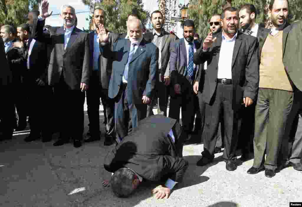 Hamas chief Khaled Meshaal prays, with his head to the ground, upon his arrival at the Rafah crossing in the southern Gaza Strip, December 7, 2012.