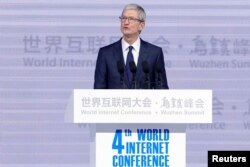 美国苹果公司首席执行官库克（Tim Cook）在中国浙江乌镇举行的世界互联网大会的开幕式上讲话（12月3日）