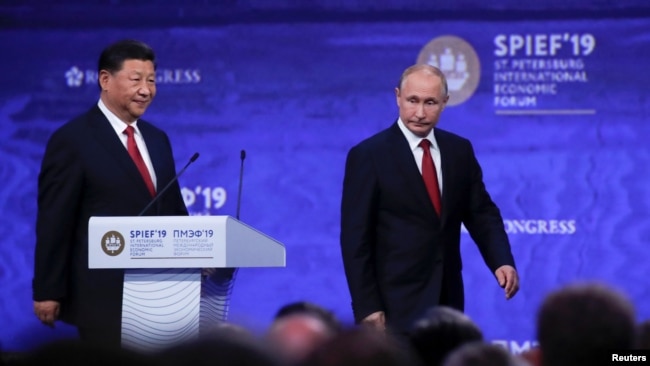 Tổng thống Nga Vladimir Putin (phải) và Chủ tịch Trung Quốc Tập Cận Bình dự Diễn đàn Kinh tế Quốc tế St. Peterburg ở Nga, ngày 7 tháng 6, 2019.