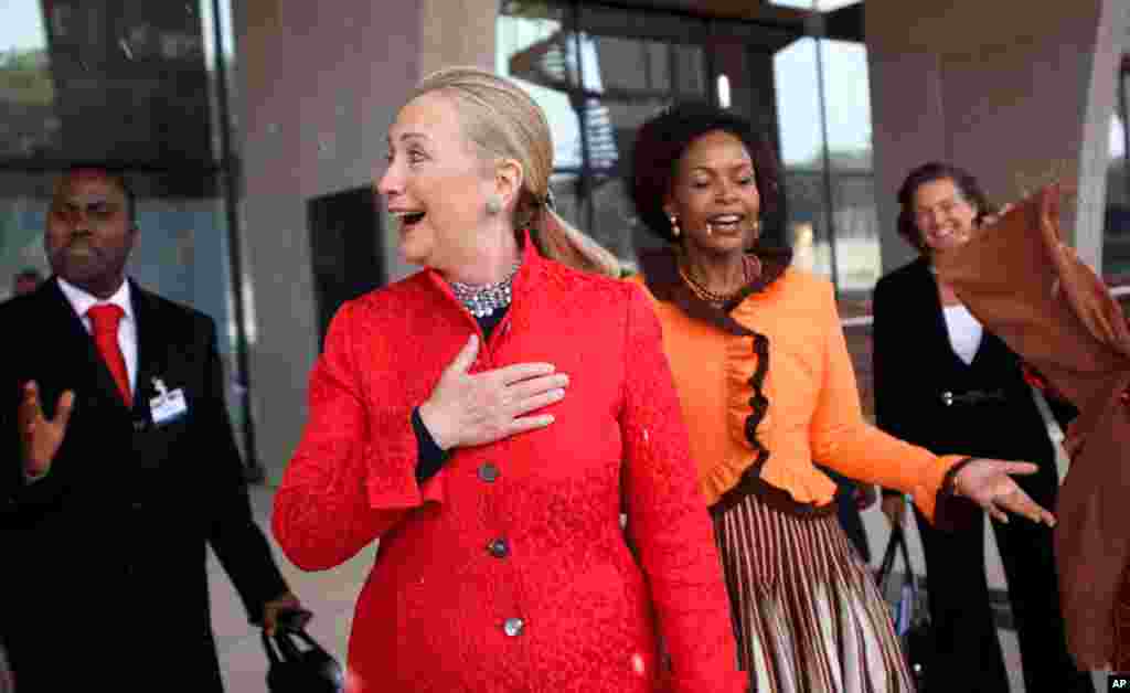 Hillary Clinton and South Africa&#39;s Foreign Minister Maite Nkoana-Mashabane see a rare snow flurry as they leave business meetings in Pretoria, South Africa, August 7, 2012.