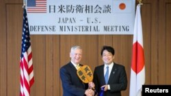 일본 방위성을 방문한 짐 매티스 미국 국방장관(왼쪽)과 오노데라 이쓰노리 일본 방위상이 만나 미-일 동맹의 굳건함을 재확인했다. 