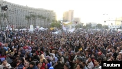 Para demonstran anti pemerintah di Alun-Alun Tahrir, Kairo, Mesir. (Foto: AP)