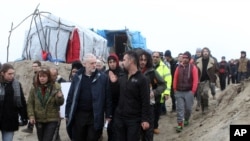 Le chef du parti travailliste britannique Jeremy Corbyn, au centre, rend visite au camp de migrants de Calais, samedi 23 janvier 2016. (AP Photo/Michel Spingler)