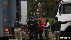 Policija hapsi učesnike protesta u Minsku, 11. oktobar 2020. (Foto: Rojters/Stringer)
