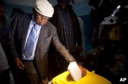 Etienne Tshisekedi votant à Kinshasa le 28 novembre 2011