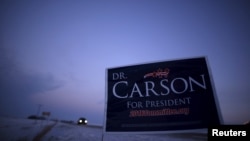 A campaign sign for U.S. Republican presidential candidate Ben Carson is seen on the side of the road in Clear Lake, Iowa, Jan. 16, 2016. 