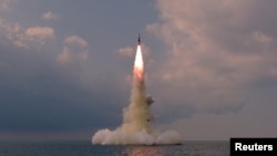 朝鲜官方2021年10月19日公布的新型潜射弹道导弹的图片（路透社转发）