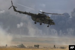 Helikopter militer terbang di atas tempat pelatihan selama latihan komando dan staf strategis Center 2019 di lapangan tembak Donguz dekat Orenburg, Rusia, 20 September 2019. (AP)