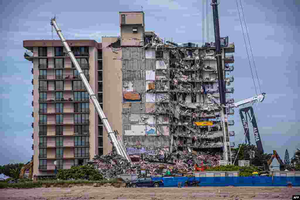 میامی کے ساحل کے قریب سرف سائیڈ ٹاؤن میں واقع اس 12 منزلہ رہائشی عمارت کا ایک بڑا حصہ 24 جون کو اچانک زمین بوس ہو گیا تھا۔ عمارت منہدم ہوئے تقریباً ایک ہفتہ ہو گیا ہے۔