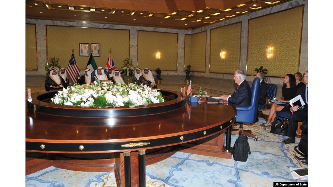 Državni sekretar Reks Tilerson tokom sastanka sa ministrom spoljnih poslova šeikom Sabah al-Kaledom, državnim ministrom za poslove kabineta i v.d. ministrom informisanja šeikom Mohamedom al-Abdulahom al-Mubarakom al-Sabahom i britanskim savetnikom za nacionalnu bezbednost Markom Sedvelom u Bajan palati u Kuvajt sitiju, Kuvajt, 10. jula 2017.