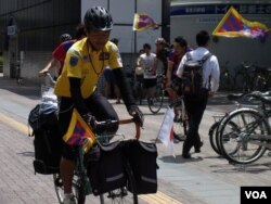 旅居美國的西藏流亡分子仁波雅克在世界各國騎單車，表達藏人渴望自由的聲音