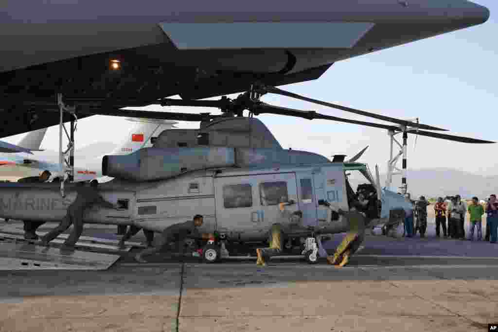 امریکہ کی فوج کے طیارے، ایئرٹریفک کنٹرولرز اور بھاری آلات لے کر نیپال پہنچے۔